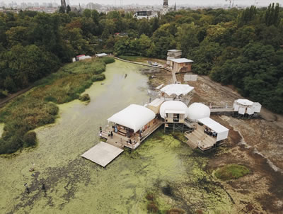 <p><strong>7.</strong> Raumlabor öncülüğünde  gerçekleştirilen Floating University Berlin (Berlin Yüzen Üniversite) projesi,  2018.<br />Kaynak: www.raumlabor.net [Erişim: 28.09.2022] (Fotoğraf: Alexander Stumm) 